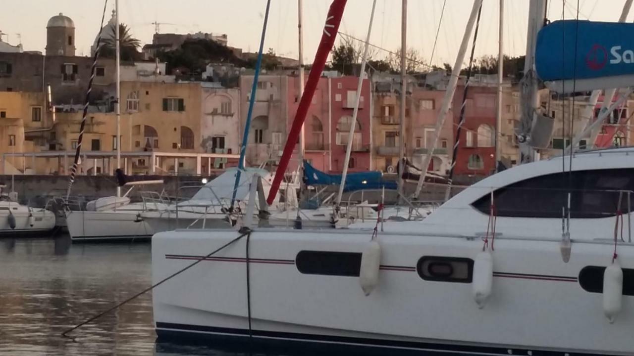 Villa Casa Geltrude Al Porto à Procida Extérieur photo